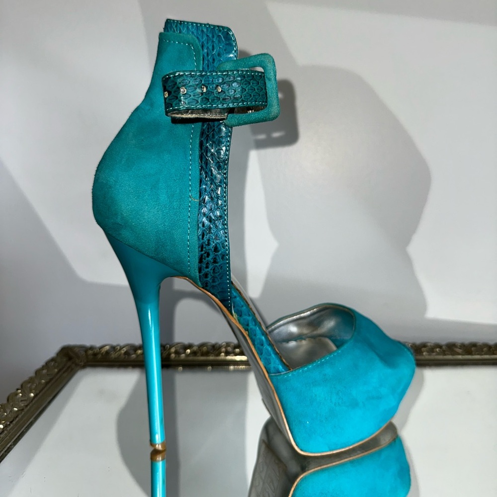 Bebe aqua blue velvet high heels with leather blue snake skin details